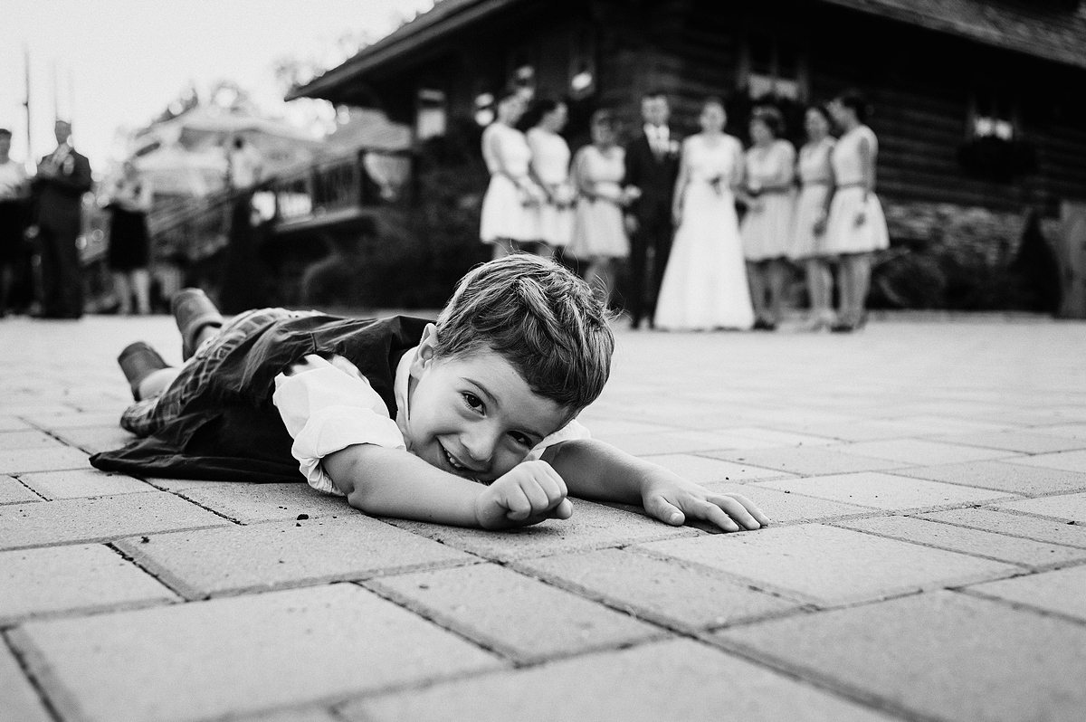 Cei mai expresivi copii surpinși de fotografii de nuntă din România