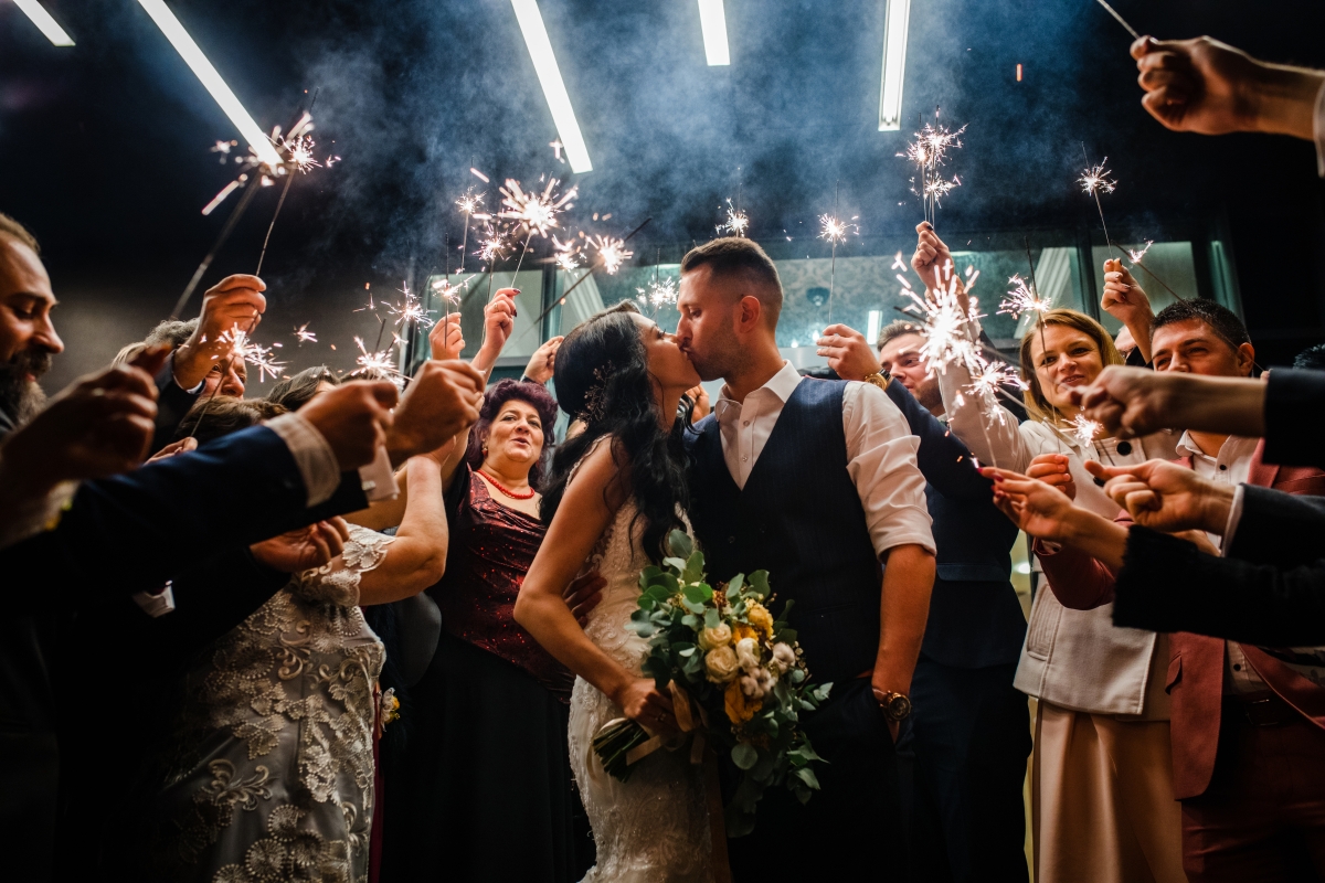 Saruturi romantice surprinse de fotografii de nunta